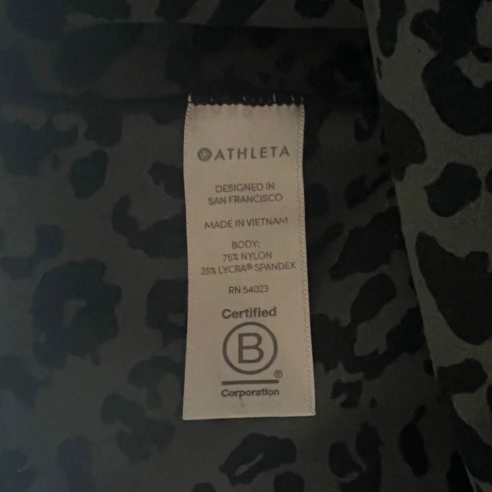 Athleta Salutation II Capri Leggings Olive Green Leopard Print Pockets Womens M